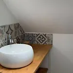 La Petite Maison Pres De La *